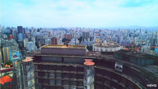 Le toit de l'Edificio Copan de São Paulo au Brésil dans le clip Corazón de Maluma