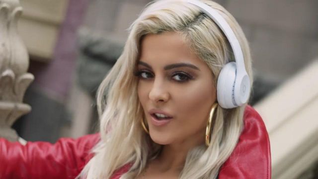 The Headphones Beats Solo 3 Wireless of Bebe Rexha in the clip The Way