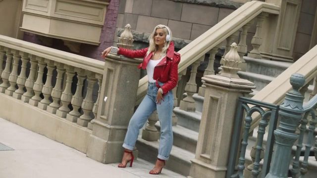 The heeled sandals red Bebe Rexha in the clip The way