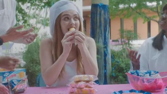 The cakes Hostess Twinkies in the clip Blocks of Marshmello