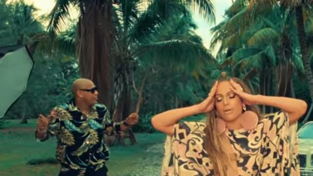 Los pendientes oversize de Jennifer Lopez en el clip Ni tu ni yo