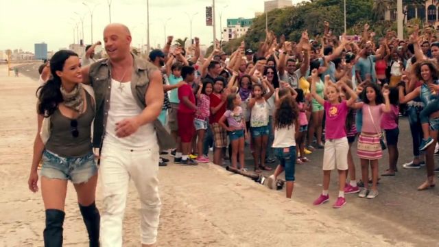 El collar colgante Michelle en el video musical Hey Ma de Pitbull & Balvin | Spotern