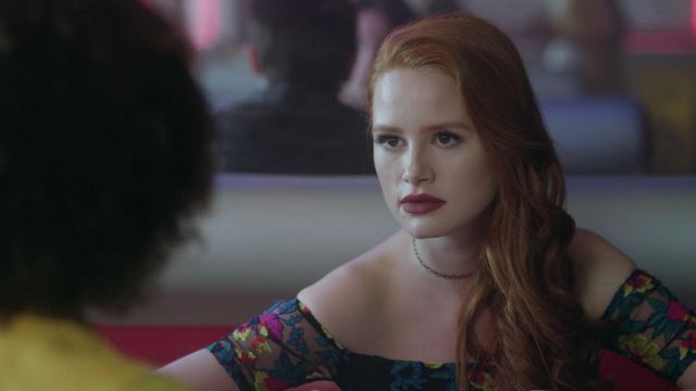 The dress of Cheryl Blossom (Madelaine Petsch) in Rivedale S02E08