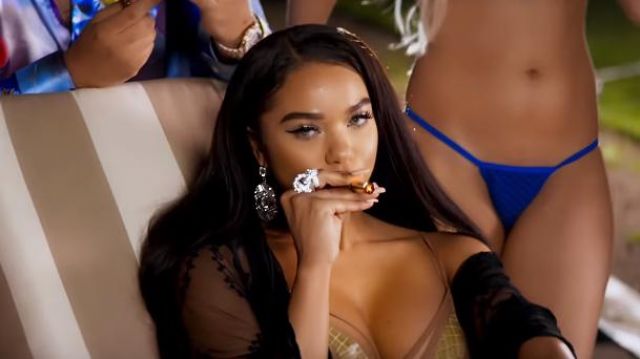 The electronic cigarette Elite Gold by KandyPens in the clip I m the one DJ Khaled