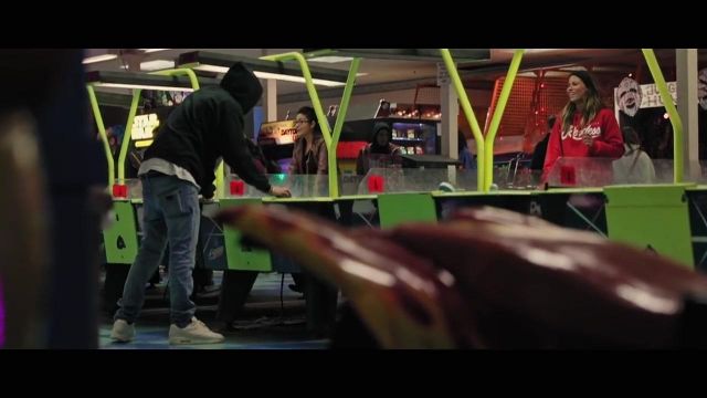 The hoody red Young & Reckless in the clip Better With You Austin Mahone