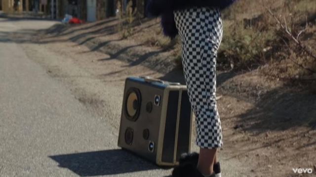 Les slip-on à pompons noir dans le clip Life goes de Fergie