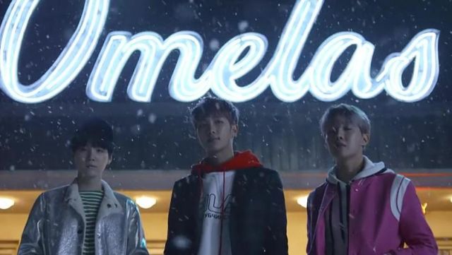 La chaqueta rosa de Saint Laurent en el clip del Día de la Primavera de BTS