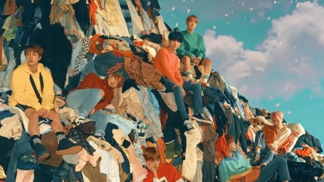 Le sweat multicolore Palm Angels dans le clip Spring Day de BTS
