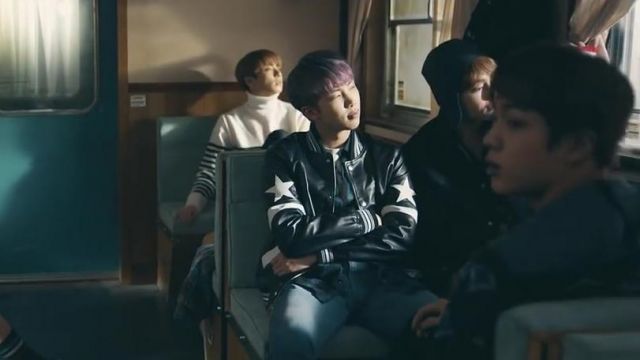 La sudadera con capucha saint laurent en el clip del Día de la Primavera de BTS