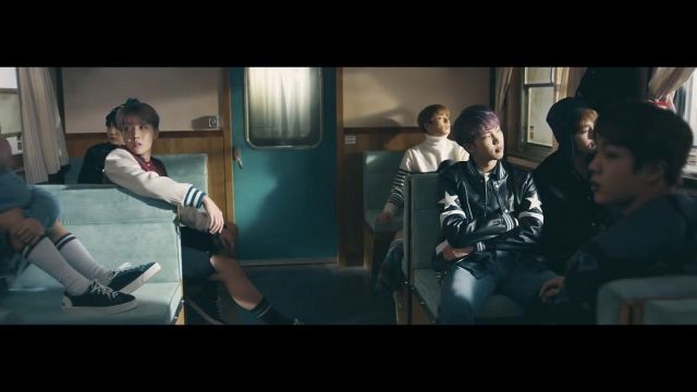 La chaqueta negra givenchy en el clip del Día de la Primavera de BTS