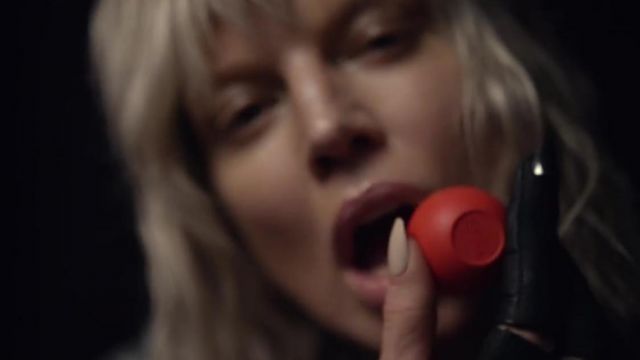 The balm lip EOS Fergie in the music video Like ain't Nuttin'