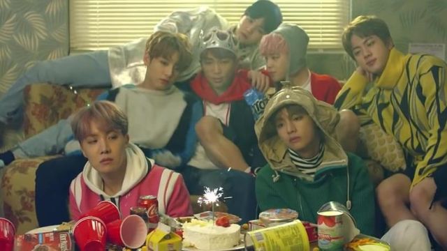 Las copas rojas en el clip del Día de la Primavera de BTS