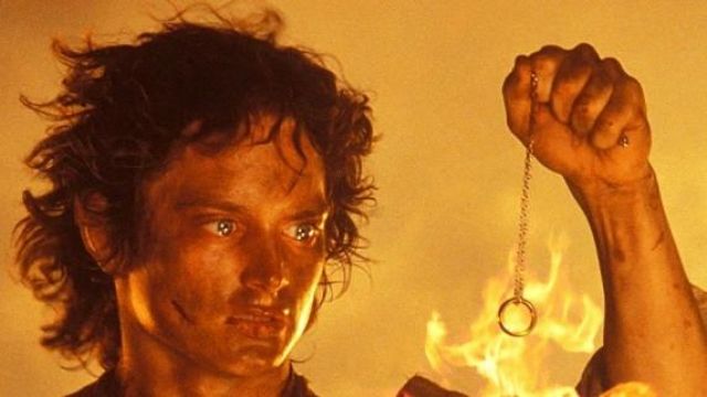 L'anneau Unique porté par Frodon (Elijah Wood) dans Le Seigneur des anneaux  : Le Retour du roi | Spotern