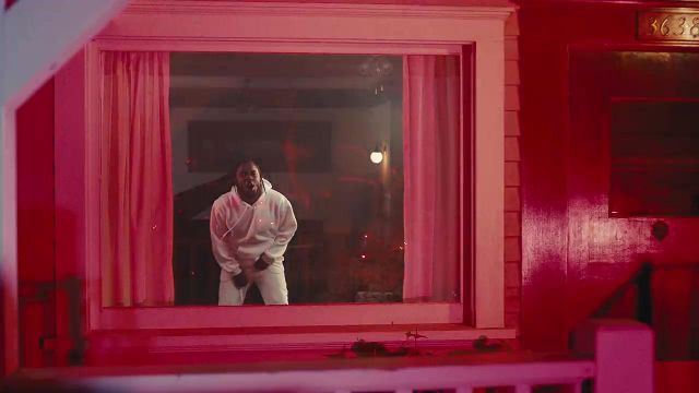 Le jogging blanc Second/Layer de Kendrick Lamar dans son clip HUMBLE.