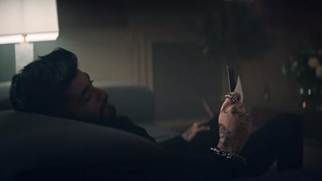 The ring Zayn in the clip I Don t Wanna Live Forever