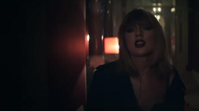Le collier de Taylor Swift dans le clip  I Don’t Wanna Live Forever