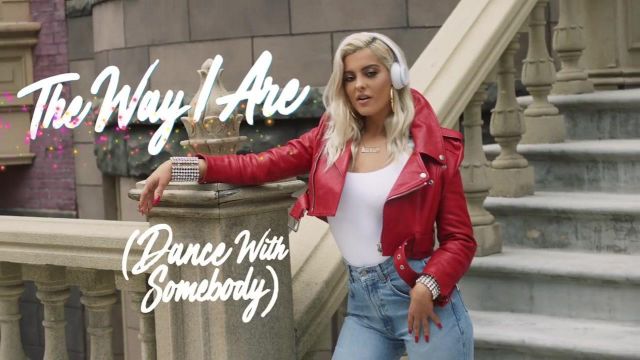 El brazalete de perlas en el clip The Way de Bebe Rexha