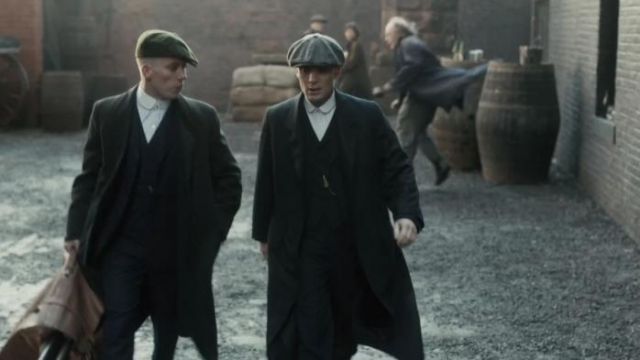 Le manteau style pardessus noir porté par Tommy Shelby (Cillian Murphy) dans la série Peaky Blinders (Saison 1 Episode 6)