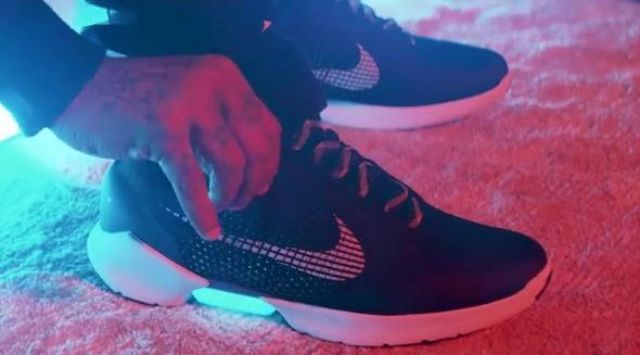 واتش The shoes autolaçantes Nike with blue LED on the sole of the clip ... واتش