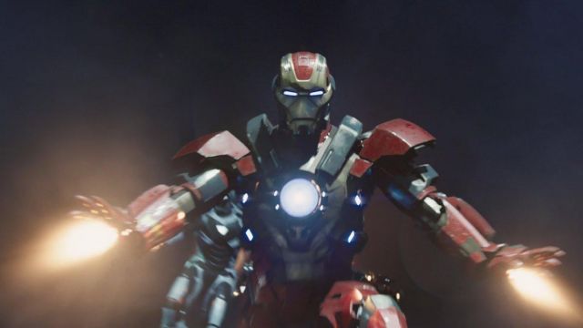 The replica of the Arc Reactor, the armor of Iron Man model Mark XLII Tony Stark (Robert Downey, Jr.) in Iron Man 3