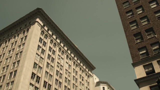 La encrucijada de S Spring St y 7th St en el corazón del Distrito de la Moda de Los Ángeles en el video musical Wake Me Up de Avicii