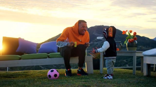 Les chaussures Nike Air Max 90 Essential de Chris Brown dans son clip Little More