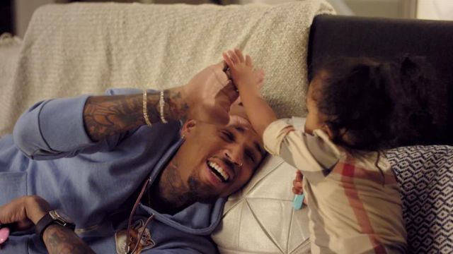 Le sweat avec renard Maison Kitsuné de Chris Brown dans son clip Little More
