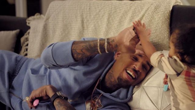 Le jogging bleu Maison Kitsuné de Chris Brown dans son clip Little More