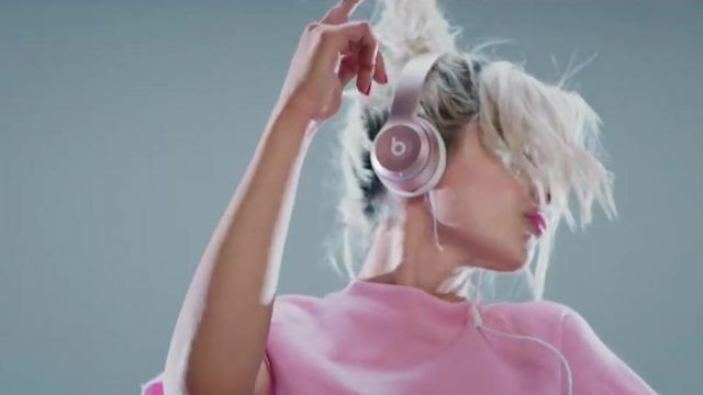 Beats headphones of Bebe Rexha in the music video No Broken Heats ft. Nicki Minaj