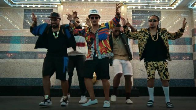 familia real acoplador Iniciativa The shoes white leather Versace Bruno Mars in his clip, 24K Magic | Spotern
