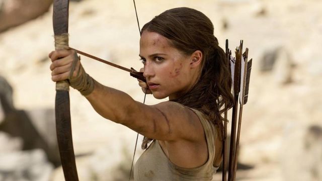 Long bow of hunting Lara Croft (Alicia Vikander) in Tomb Raider