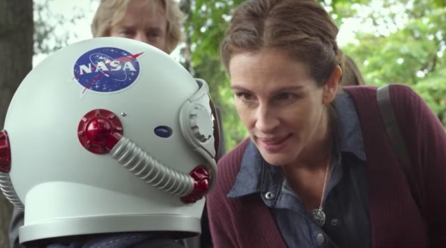 The pendant Isabel Pullman (Julia Roberts) in Wonder
