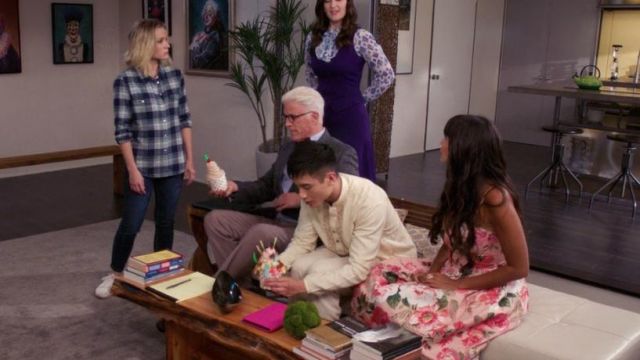The dress with shoulder straps flower of Tajani (Jameela Jamil) in The Good Place 2x2