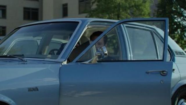The Chevrolet Nova blue Holden Ford (Jonathan Groff) in Mindhunter S01E01