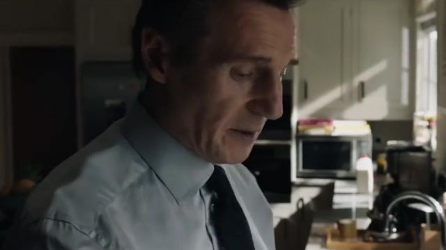The light blue shirt of Michael Woolrich (Liam Neeson) in The Passenger (Commuter)