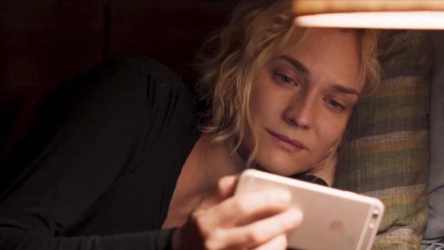 The smartphone Apple iPhone 6 champagne Katja Sekerci (Diane Kruger) in In the fade