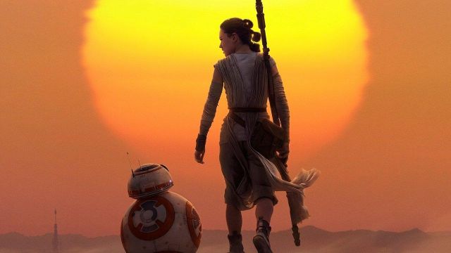 La réplique du costume de Rey (Daisy Ridley) dans Star Wars VII : Le réveil de la force