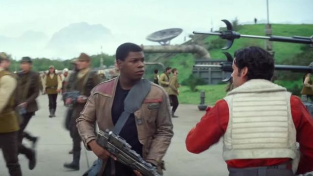 Le blouson en cuir de Finn (John Boyega) dans Star Wars VII : Le réveil de la Force