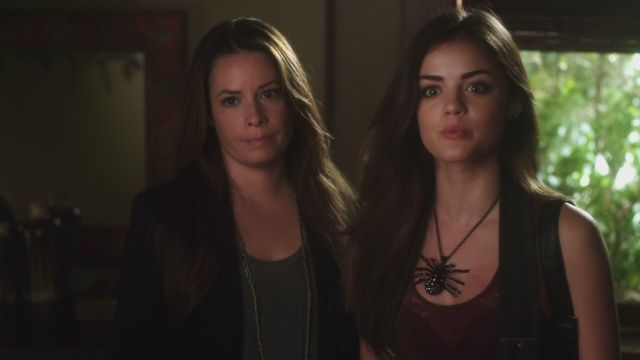 Le collier avec pendentif noir en araignée de Aria Montgomery (Lucy Hale) dans Pretty Little Liars S02E15