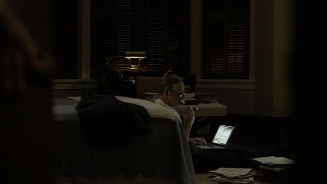 The e-cigarette Blu of Frank Underwood (Kevin Spacey) in House of Cards S02E02