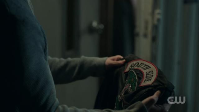 La veste en cuir de Jughead Jones (Cole Sprouse) dans Riverdale Saison 1 Episode 13