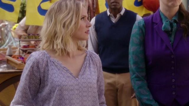 The gown in printed blue and white Velvet Spencer & Graham of Eleanor Shellstrop (Kristen Bell) in The Good Place (Season 2 - Episode 2)