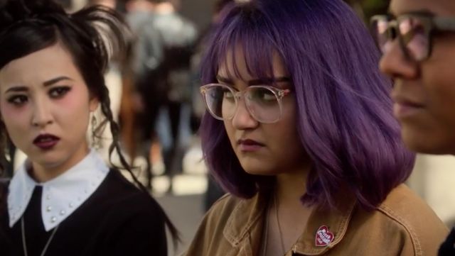 The badge Mixed Emotions Club of Gert Yorkes (Ariela Barer) in Marvel's Runaways S01E09