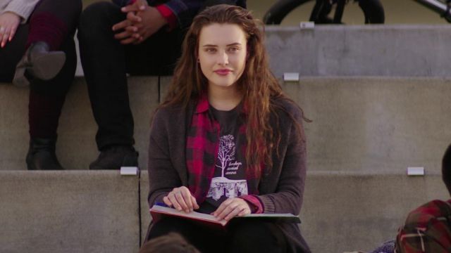 Shirt and red H&M Hannah Baker (Katherine Langford) in 13 Reasons Why S01E02