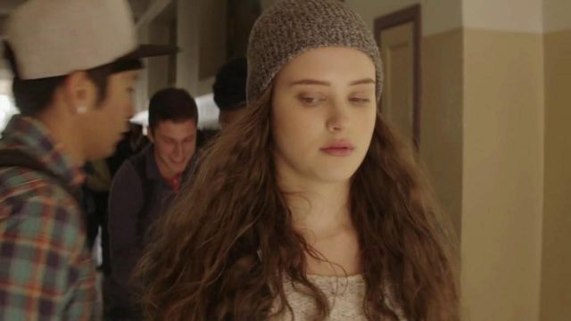 The beanie gray Hannah Baker (Katherine Langford) in 13 Reasons Why S01E03