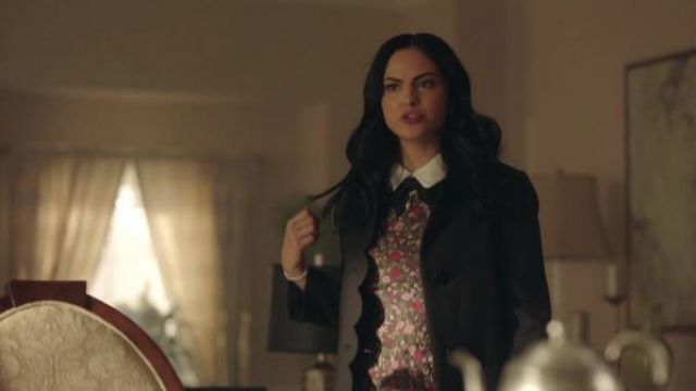 The coat festooned Veronica Lodge (Camila Mendes) in Riverdale S02E08