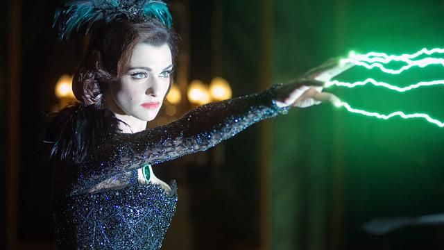 The costume / cosplay of Evanora (Rachel Weisz) in The fantastic World of Oz