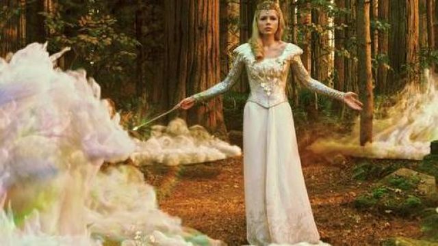 The costume / cosplay Glinda (Michelle Williams) in The fantasy World of Oz