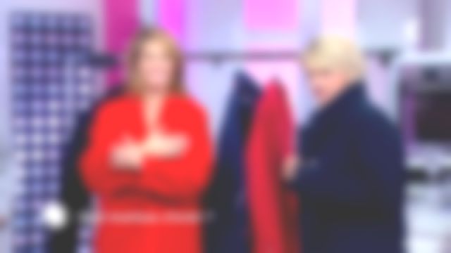 Le manteau rouge "peignoir" conseillé par Sophie Brafman dans C'est au programme du 09/01/2018
