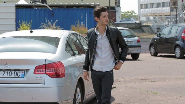 The light black leather jacket worn by Samuel (Pierre Niney) in the movie Five